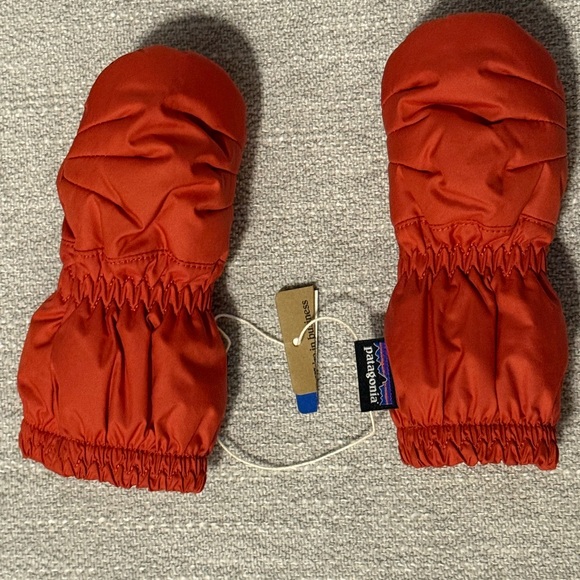 Brand NEW Patagonia baby puff mitts retail $45 - Picture 2 of 3